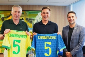 巴西足协晒照，乌兹别克斯坦主帅卡纳瓦罗造访总部与安切洛蒂合影