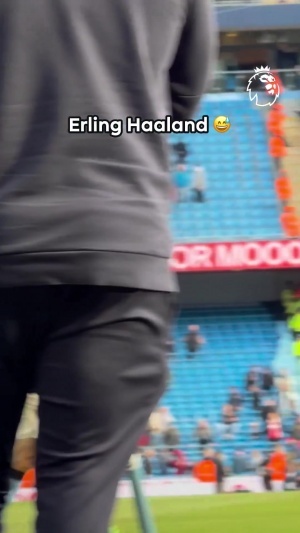 何意味~哈兰德半裸谢场，连指看台随后指着自己的脑门